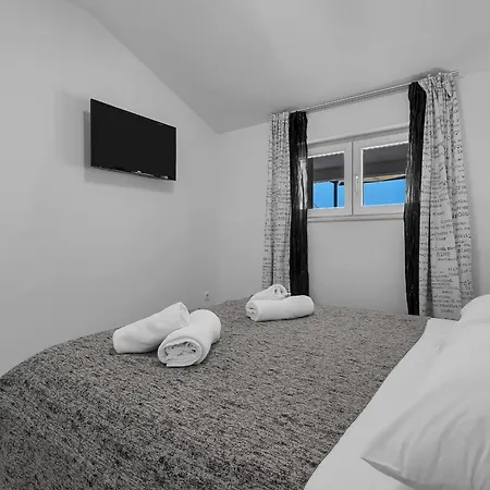 With A Parking Space - 21544 Makarska